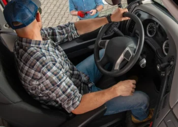 Ekspertai skambina pavojaus varpais: kas antras sunkvežimio vairuotojas Vokietijoje išjungia gyvybę gelbstinčias sistemas