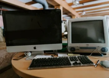 Senas Kompiuterio Monitorius / Nuotrauka: Claudio Schwarz (Unsplash)