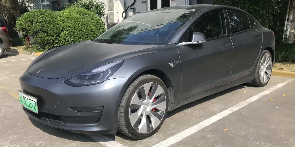 Tesla Model 3 nuvažiavo 410 tūkst. kilometrų: baterija nusidėvėjo stebėtinai mažai