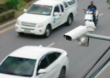 BMW abejoja BYD itin greito elektromobilių įkrovimo pažadais