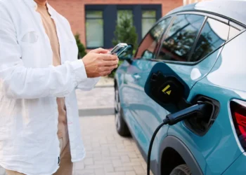 Perspėjimas dėl elektromobilių