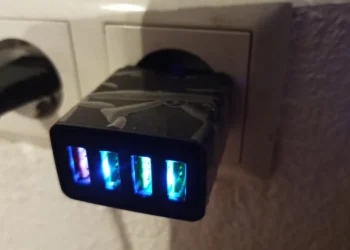 USB mobile phone charger with four ports and Quick Charge 3.0 (HC-376) | Licencija: CC BY-SA 4.0 | Autorius: Almanta