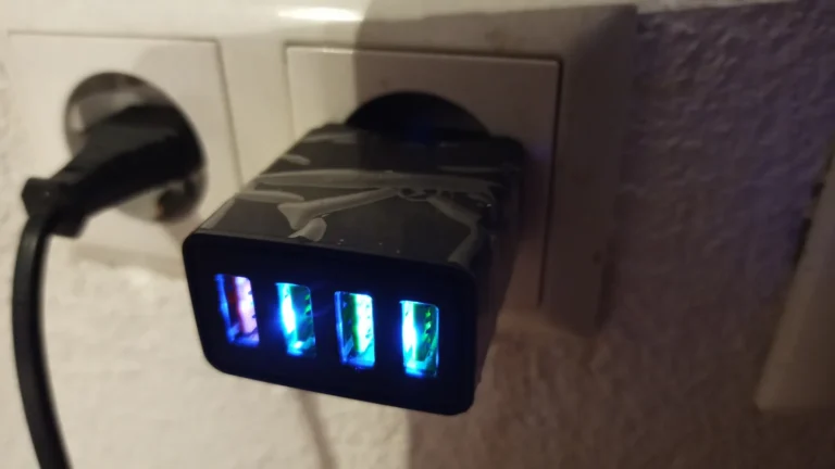 USB mobile phone charger with four ports and Quick Charge 3.0 (HC-376) | Licencija: CC BY-SA 4.0 | Autorius: Almanta