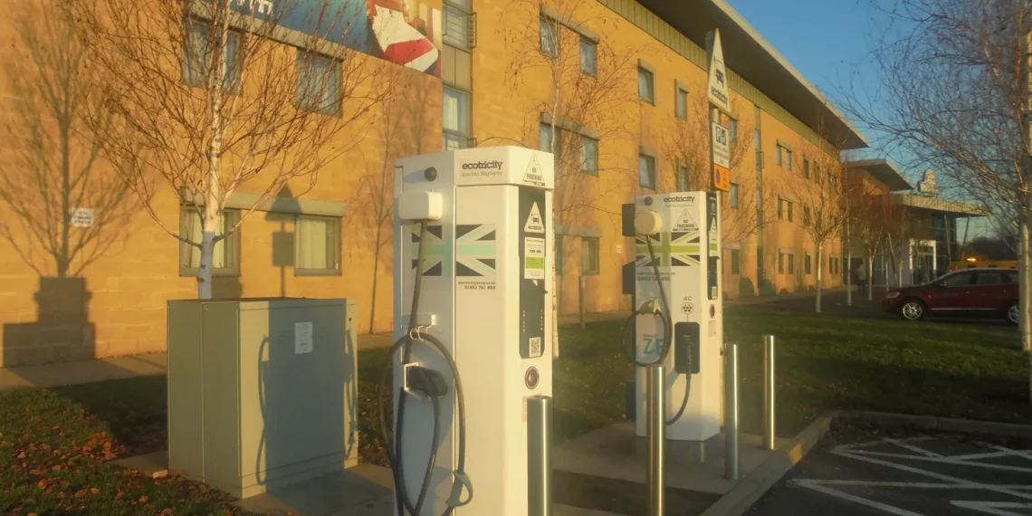 BMW abejoja BYD itin greito elektromobilių įkrovimo pažadais