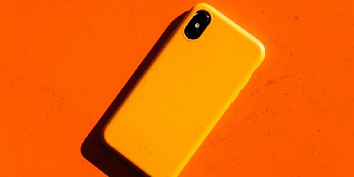 Kodėl permatomas telefono dėklas laikui bėgant pagelsta