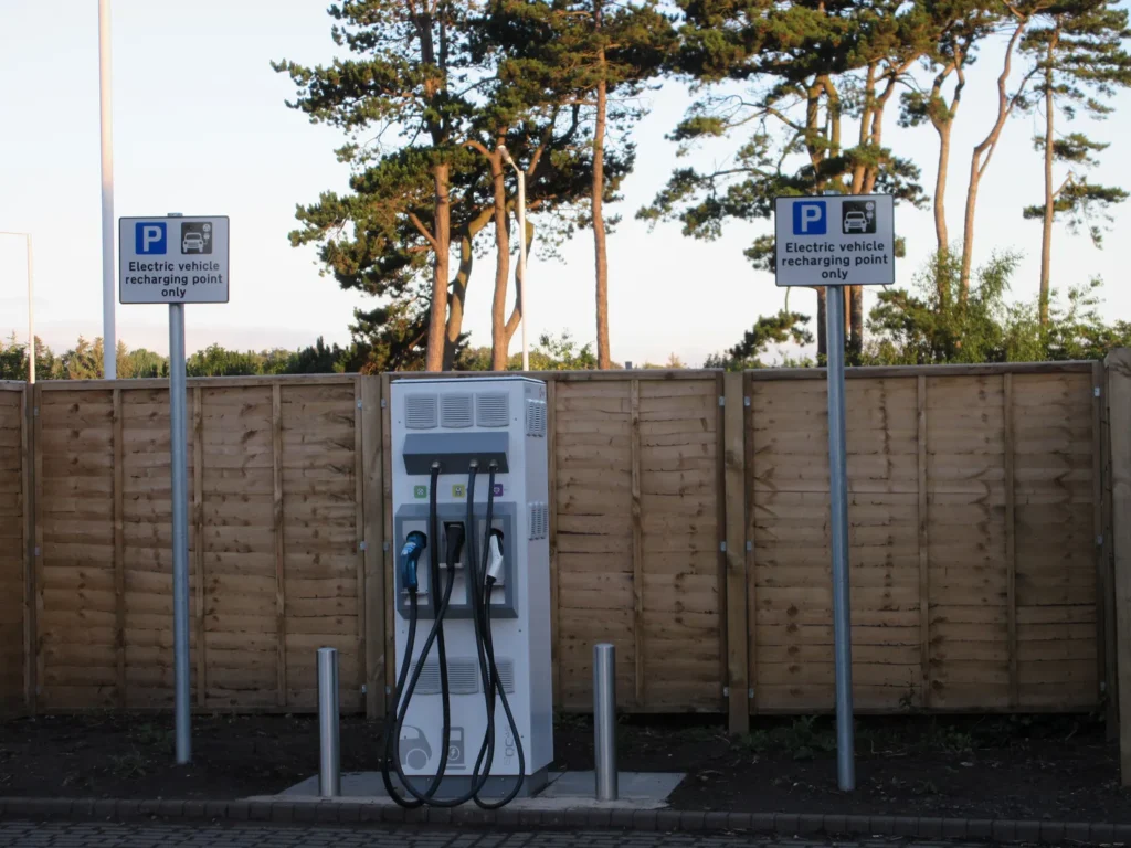 Elektromobilio Įkrovimo Stotelė / Nuotrauka: Scott Cormie (Wikimedia Commons), CC BY-SA 2.0